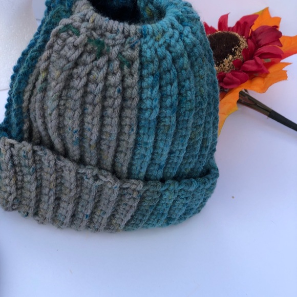 Childs messy bun pony tail hat - Picture 4 of 5